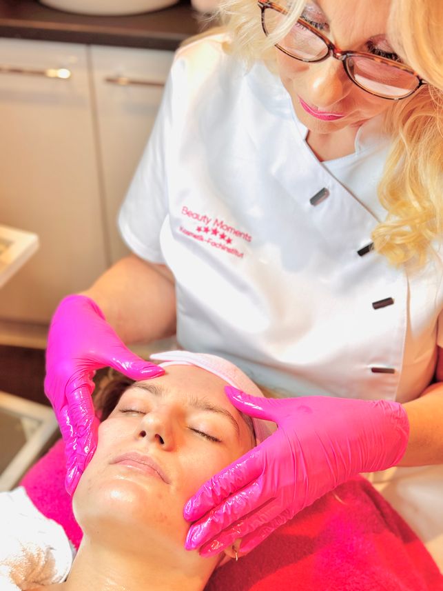 Heidi Hübner während einer Gesichtsbehandlung bei Beauty Moments