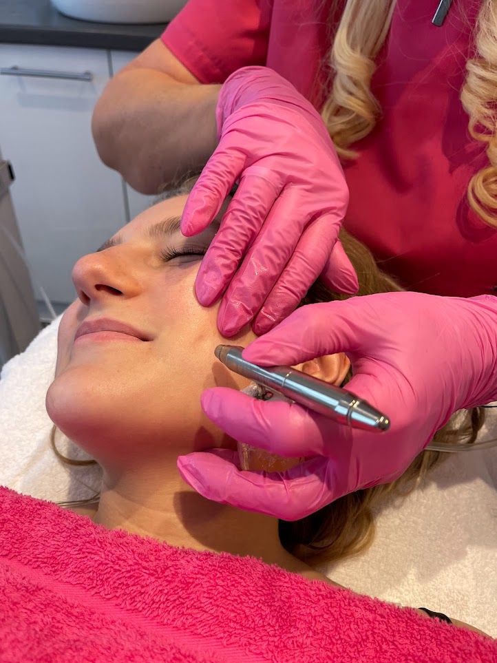 Nahaufnahme einer Sauerstoff-Behandlung im Gesicht bei Beauty Moments
